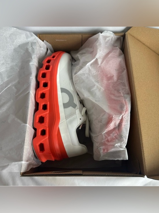 On Running Shoes - NEW in Box On Cloud
Cloudmonster US Women's Size 8
White/Flame